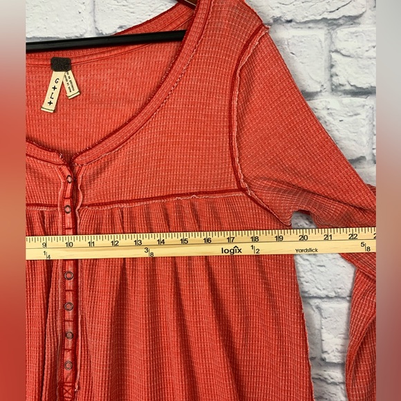We The People Free People Red Kai Henley Long Sleeve BOHO Knit Tunic Size Large - Picture 12 of 13